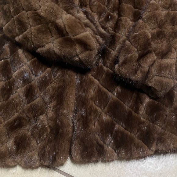 Luxurious Brown Fur Coat - Picture 2 of 6